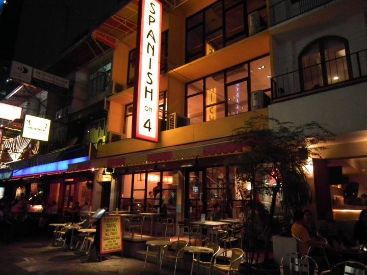 夜のお店の外観